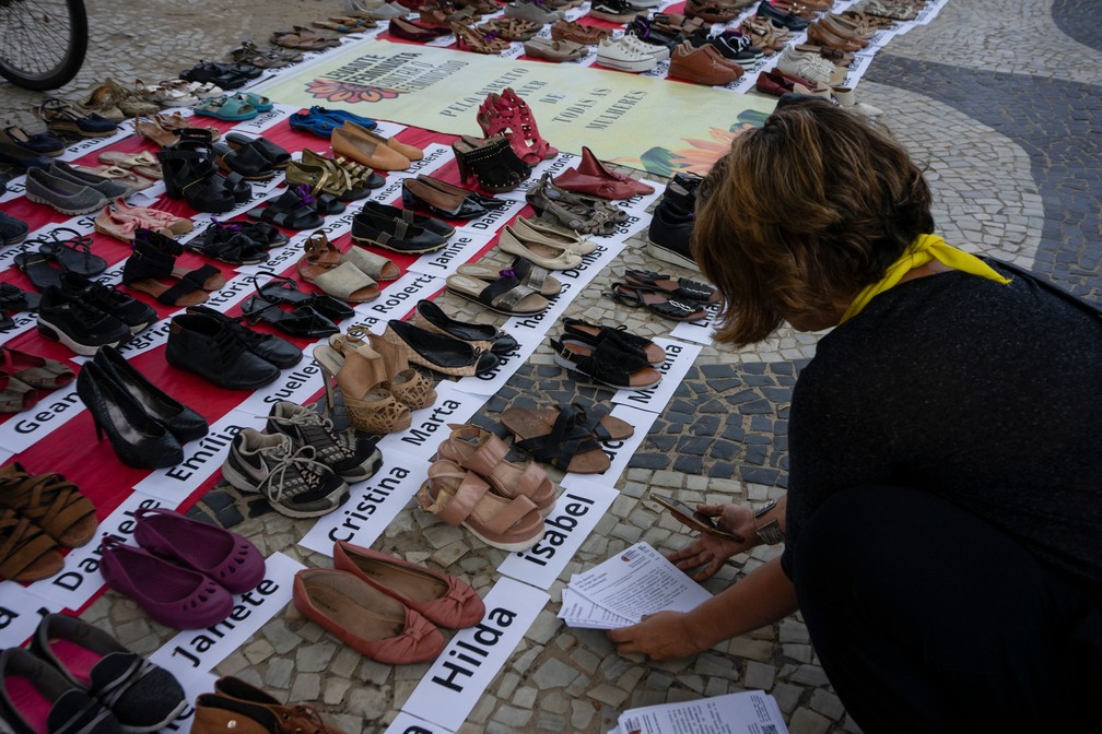 Em Copacabana, sapatos representam as mulheres mortas por feminic&iacute;dio em 2022 e 2023 &mdash; Foto: T&eacute;rcio Teixeira/AFP