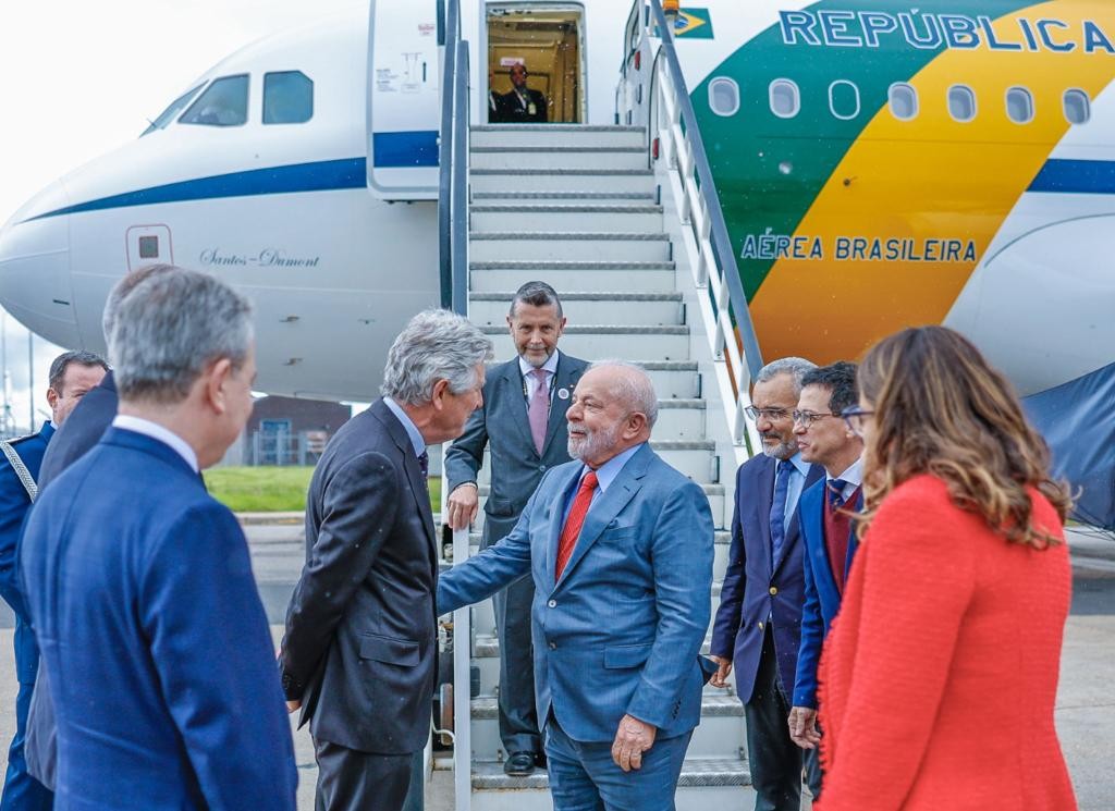 Presidente Luiz Inácio Lula da Silva e primeira-dama Janja Lula da Silva desembarcam em Londres para coroação do rei Charles III — Foto: Ricardo Stuckert/Presidência da República