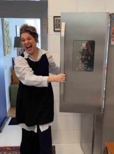 Isabel Teixeira na cozinha de sua casa, em São Paulo — Foto: Reprodução/Instagram