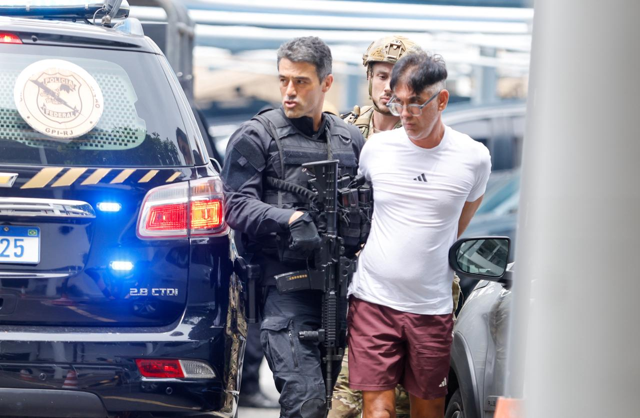 Adilsinho chegando na PF — Foto: Márcia Foletto / Agência O Globo