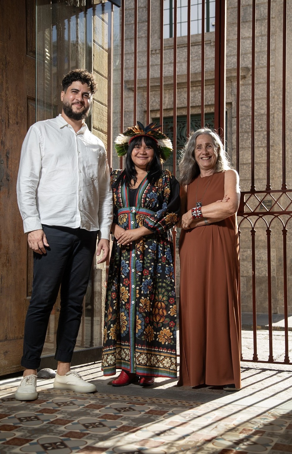 Os curadores Jocelino Pessoa, Aliã Wamiri Guajajara e Tania Queiroz, também diretora da Casa Brasil — Foto: Ana Branco