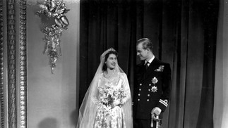 A rainha Elizabeth II e o príncipe Philip na abadia de Westminster, em Londres, durante o casamento real, em 1947 — Foto: Acme Pictures