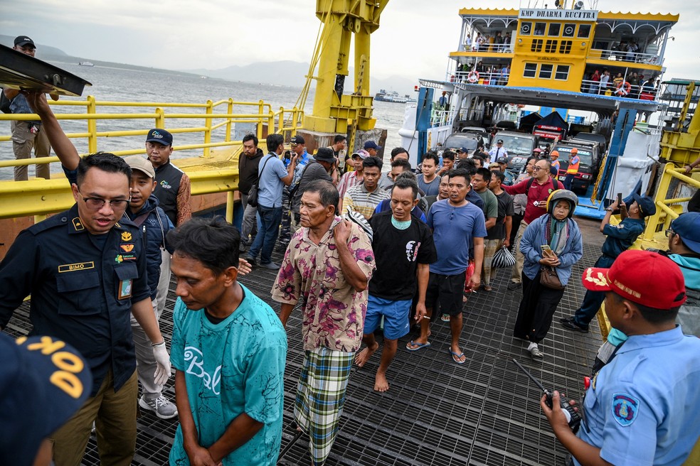 Pelo menos seis pessoas morreram e dezenas estão desaparecidas, após uma balsa afundar em mar agitado na Indonésia — Foto: AFP