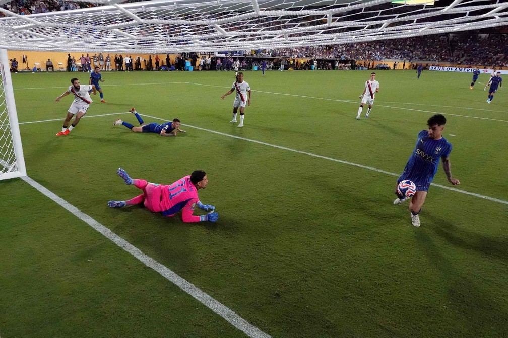 Marcos Leonardo marca o gol da vitória — Foto: Francois Nel/Getty Images/AFP