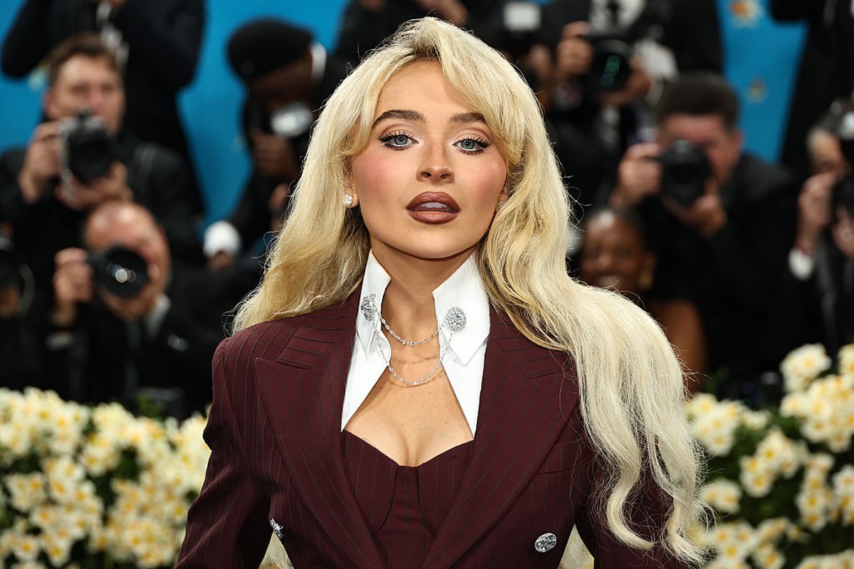 Sabrina Carpenter arrecada R$ 5 milhões em menos de um ano com fundo para causas LGBTQIA+ e saúde mental