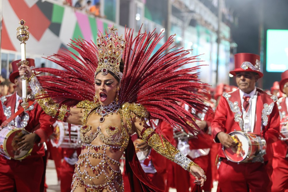 Juliana Paes, rainha de bateria da Viradouro — Foto: Fabiano Rocha / Agência O Globo