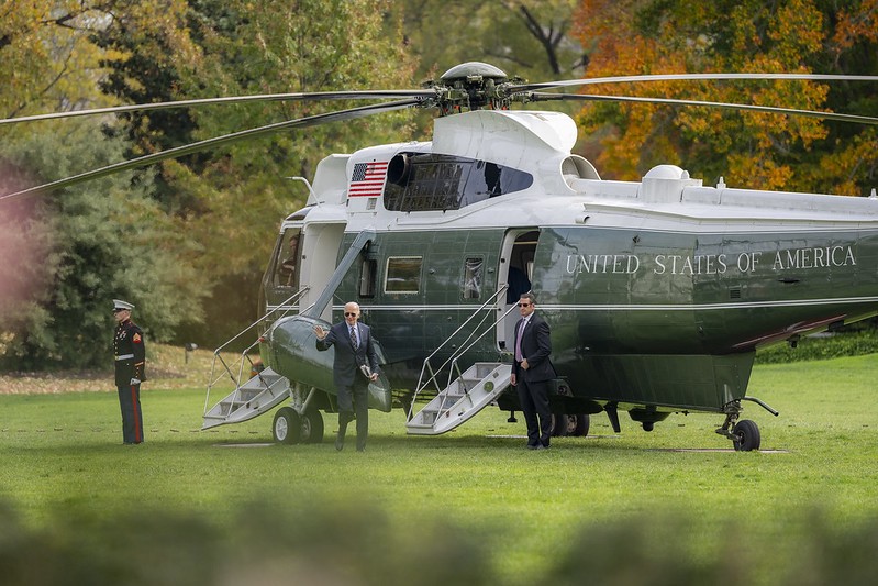 Helicóptero que Biden trouxe ao G20 tem sistema contra mísseis e nunca voa sozinho