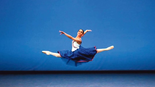 Conheça Amanda Gomes, bailarina brasileira que faz sucesso nos palcos da Rússia