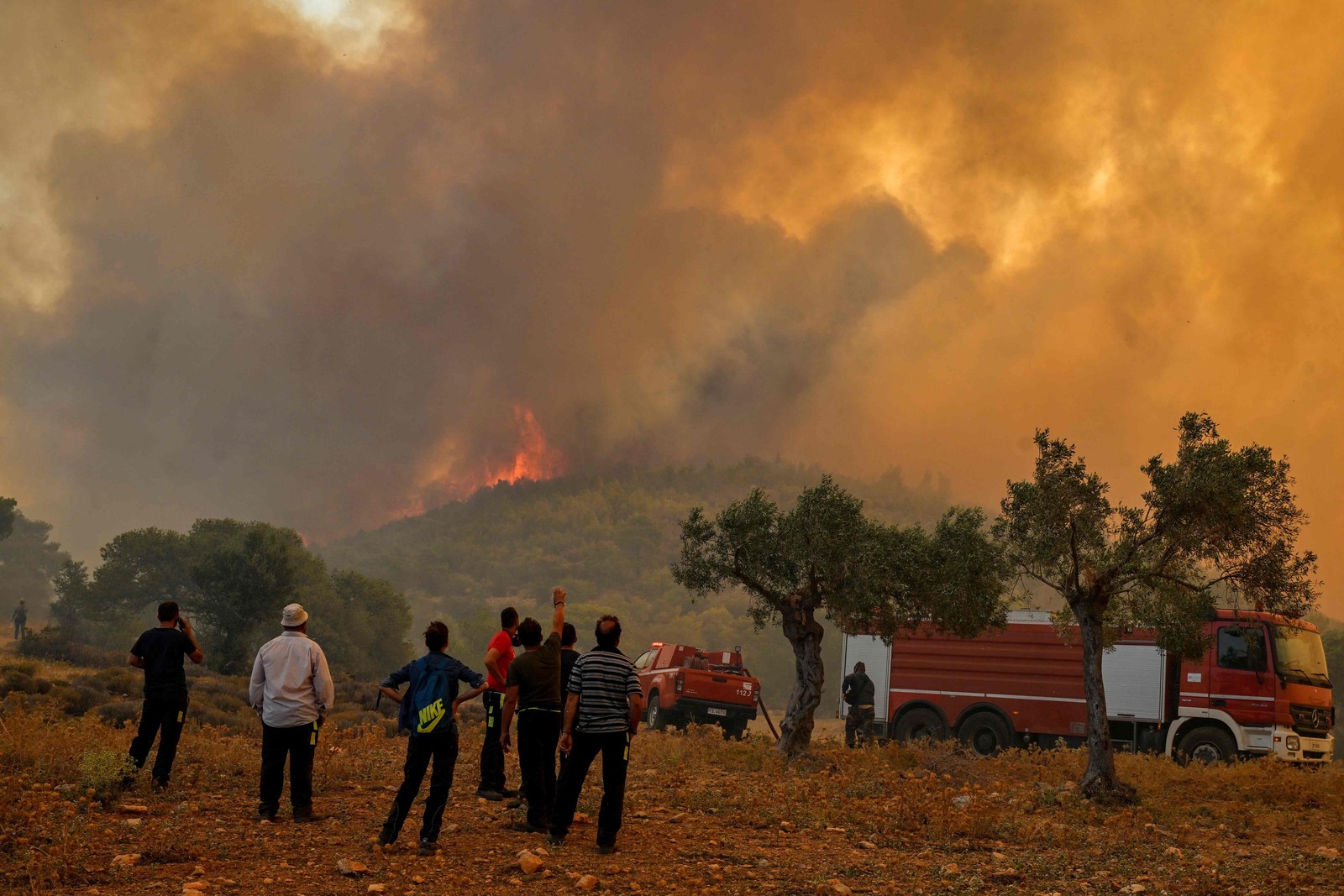 Incêndio florestal próximo à Atenas — Foto: LOUISA GOULIAMAKI