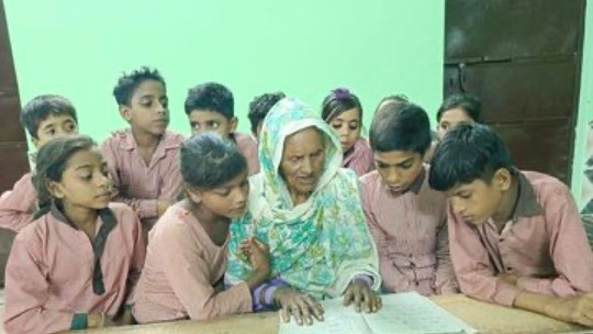 'Antes tarde do que nunca': Idosa indiana de 92 anos vai à escola pela primeira vez e aprende a ler e escrever
