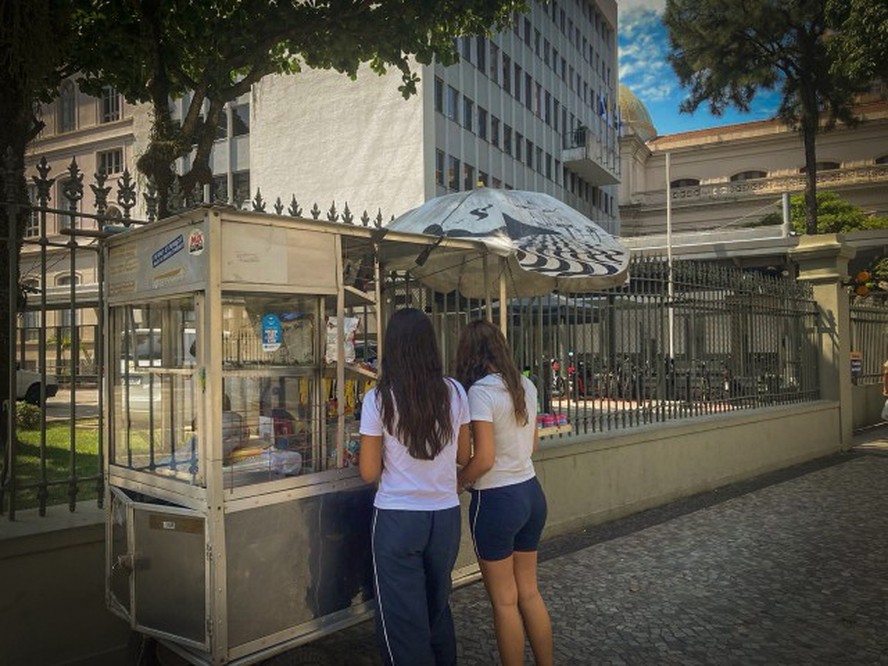 Estudantes do Santo Inácio, em Botafogo, compram doces na entrada do colégio