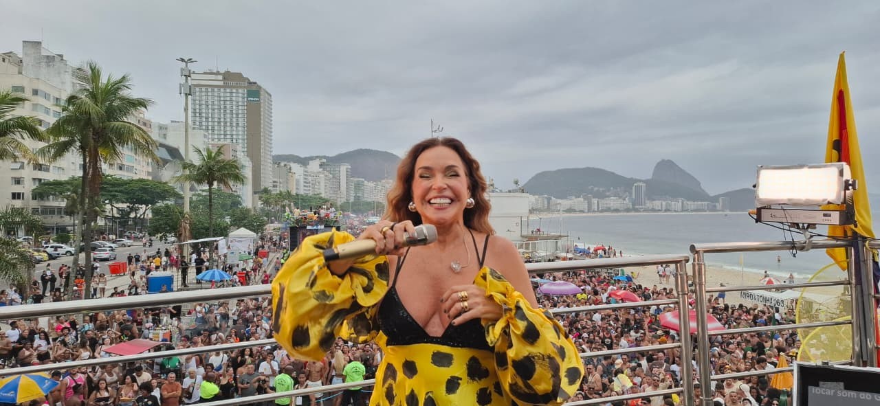 Singer Daniela Mercury beams with joy from above the trio in Copacabana - Photography: Walter Farias
