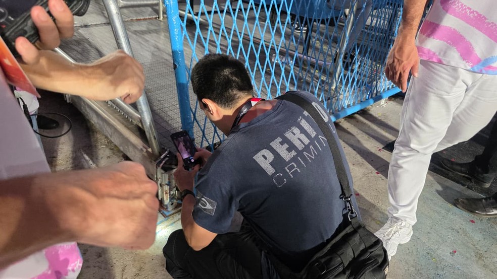 Momento em que o períto analisa o local do acidente — Foto: Felipe Grinberg