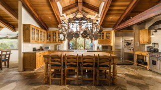 Cozinha do rancho de James Cameron na Califrnia — Foto: Divulgao/Village Properties