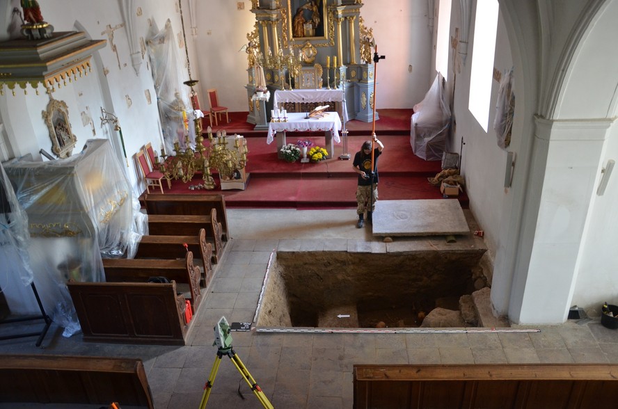 Arqueólogos descobriram tumba com 'vampiros' enterrada sob o chão de igreja na Polônia