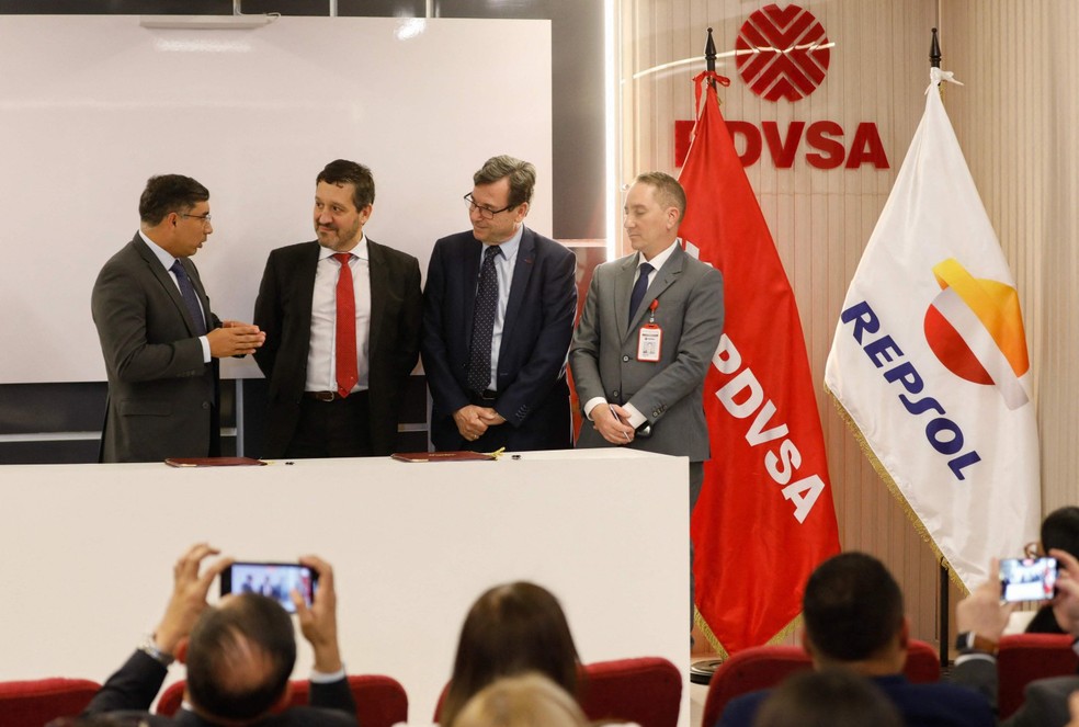 Assinatura de acordo para criação de joint venture entre PDVSA e Repsol na véspera do vencimento da licença americana — Foto: Rances Mattey / AFP