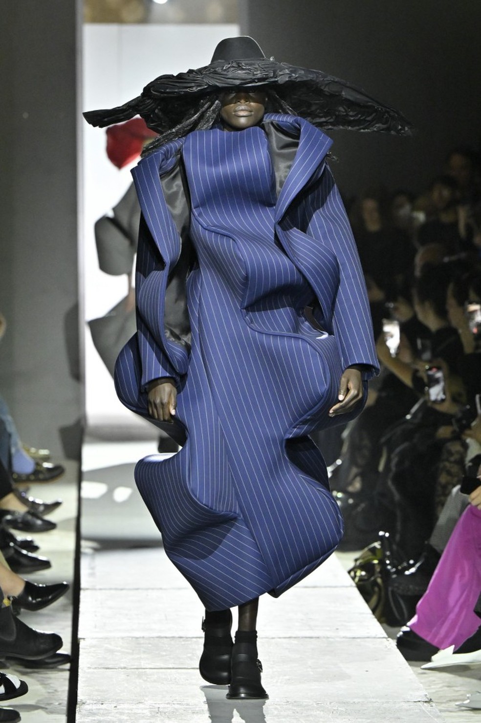 aponesa celebra a beleza da imperfeição em suas criações — Foto: Getty Images e Cortesia Comme des Garçons