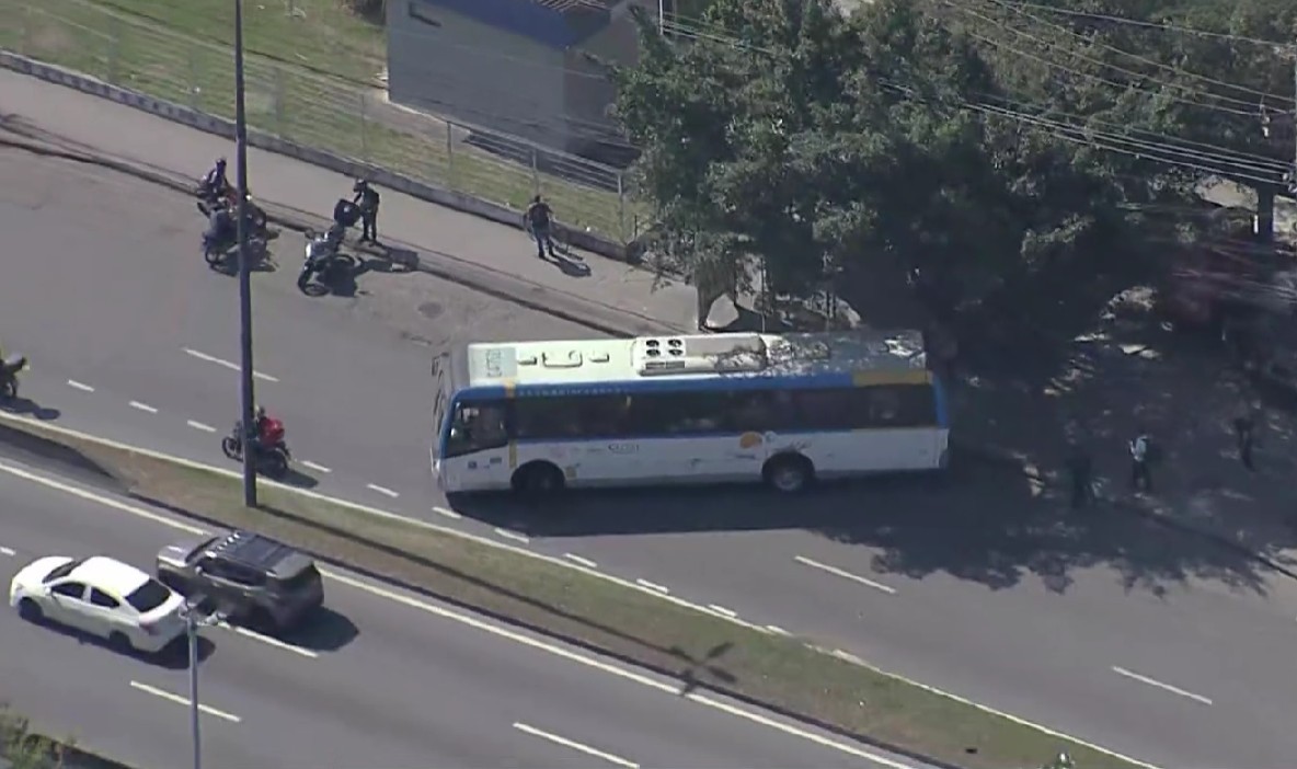 Durante operação da PM, criminosos usam ônibus como barricadas e fecham pista da Avenida Ayrton Senna