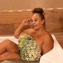 Solange Couto posa nua em banheira — Foto: Reprodução/Instagram