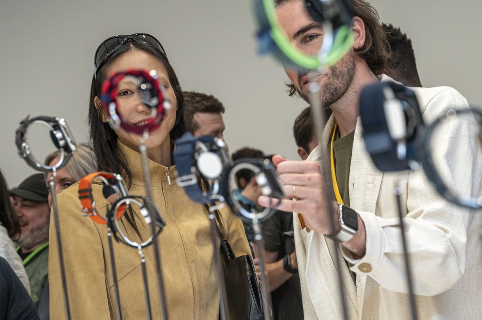 Apple Watches devem ser retirados das lojas f&iacute;sicas at&eacute; o dia 24, v&eacute;spera do Natal, caso proibi&ccedil;&atilde;o da venda seja mantida &mdash; Foto: Bloomberg