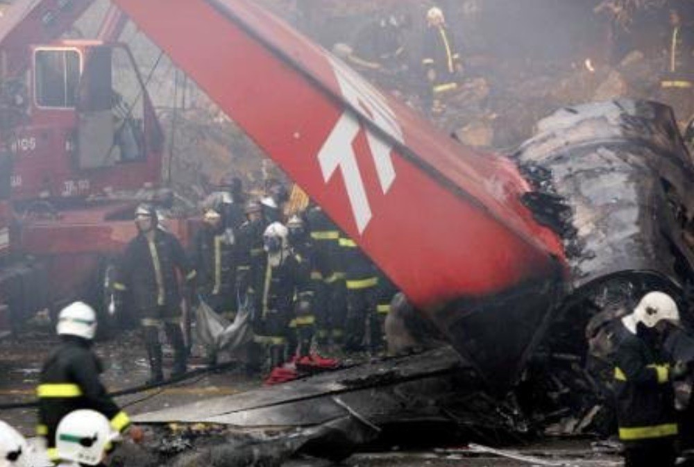No acidente com o voo 3054 da TAM, todos os 187 passageiros e tripulantes a bordo da aeronave  e mais 12 pessoas em solo morreram  — Foto: Arquivo/Agência O Globo