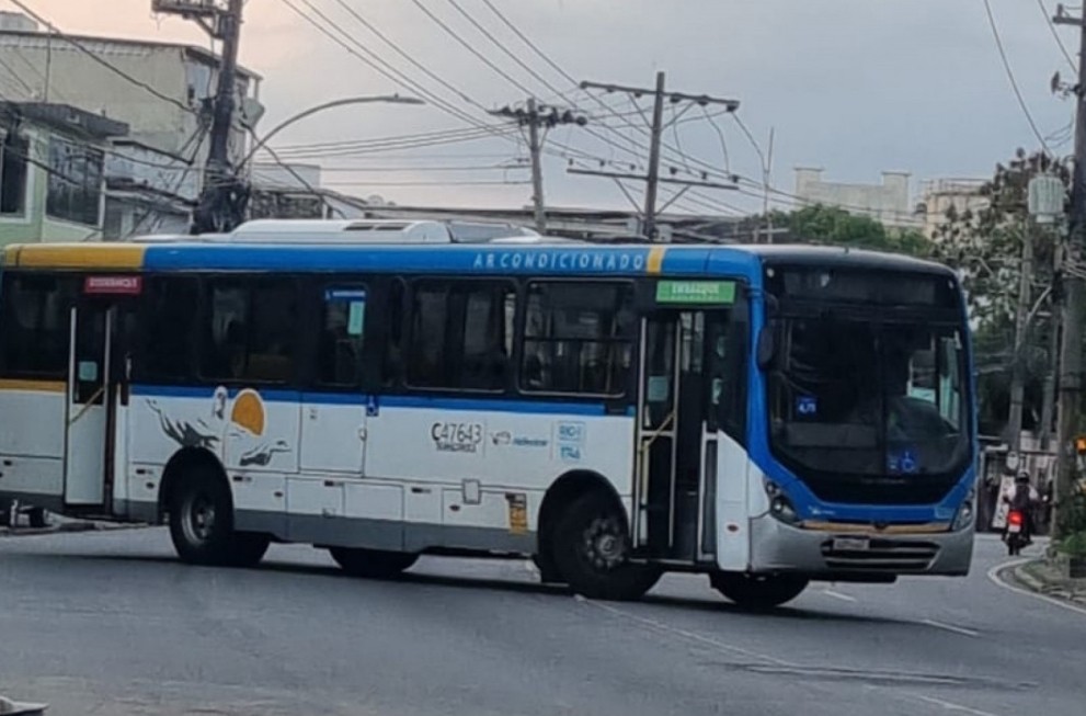 Tiroteio e ônibus usados como barricadas: confrontos assustam moradores de Jacarepaguá