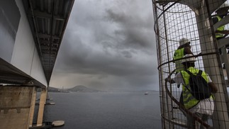 Acesso ao interior da Ponte é feito através de escada caracol suspensa 60 metros no nível do mar — Foto: Roberto Moreyra