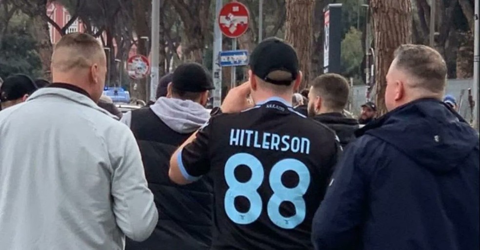 Torcedor com camisa que mostra símbolos nazistas foi visto no clássico entre Lazio e Roma neste domingo — Foto: Reprodução