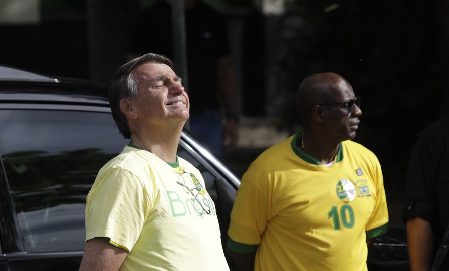 Ailton Barros, ao fundo, acompanhou votação de Bolsonaro no segundo turno de 2022, na Vila Militar, no Rio