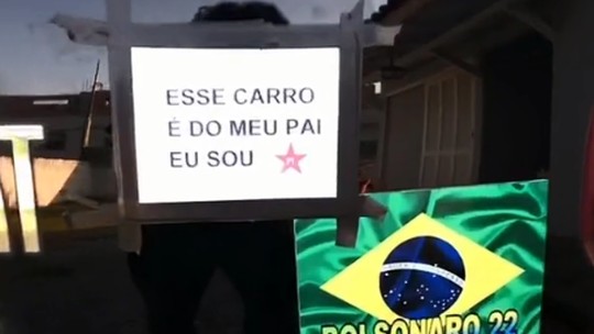 Jovem viraliza ao colar aviso de ser PT ao lado do adesivo de 'Bolsonaro' no carro do pai: 'melhor coisa que já fiz'