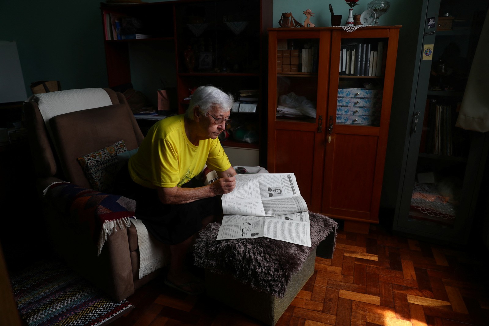 Meroslawa Krevei, curadora de museu de ascendência ucraniana, lê uma nova edição do jornal Pracia em seu quarto no Instituto Catequético Sagrado Coração de Jesus em PrudentópolisReuters