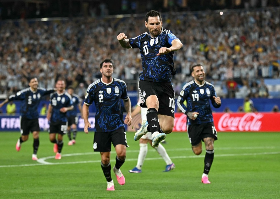 O atacante da Argentina, número 10 Lionel Messi, comemora após marcar o terceiro gol de sua equipe durante a partida de futebol do Grupo J da Copa do Mundo de 2026 entre Jordânia e Argentina, no Dallas Stadium, em Arlington, em 27 de junho de 2026. — Foto: Paul ELLIS / AFP