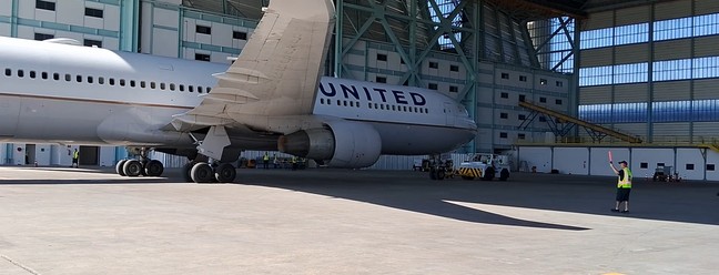 Retomada começou com a instalação de uma oficina da companhia americana United Airlines no hangar que foi da antiga Varig, no Aeroporto Internacional do Galeão. Inaugurada em julho de 2023, unidade recebeu investimentos de R$ 100 milhões — Foto: Vinicius Neder/Agência O Globo