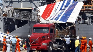 Cauda recuperada da aeronave Air France A330 é descarregada no porto do Recife, em 2009 — Foto: Evaristo Sá / AFP