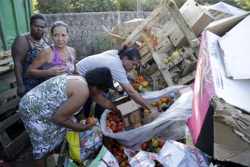 Mulheres reviram as sobras na Ceasa — Foto: Domingos Peixoto