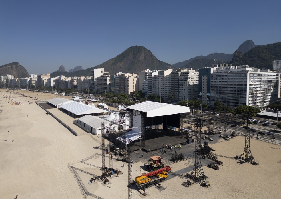 Preparativos para o show da Madonna, que será no dia 4 de maio. Na foto, montagem do palco na praia de Copacabana, em frente ao Copa Palace — Foto: Márcia Foletto