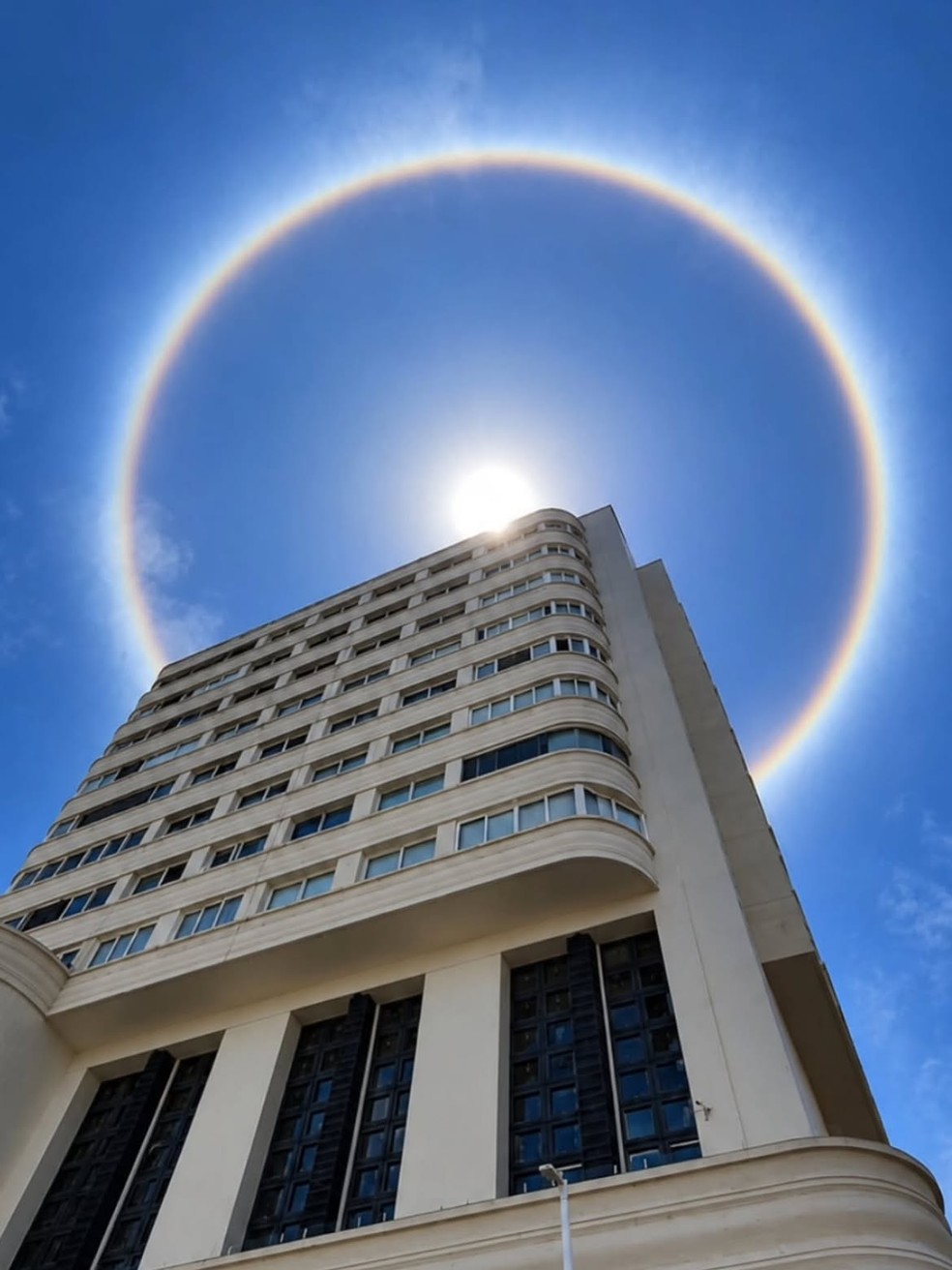 Halo Solar fotografado em Salvador nesta sexta-feira &mdash; Foto: Antonio Castro