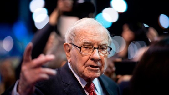 Warren Buffett elogia a Apple, após reduzir sua participação na empresa