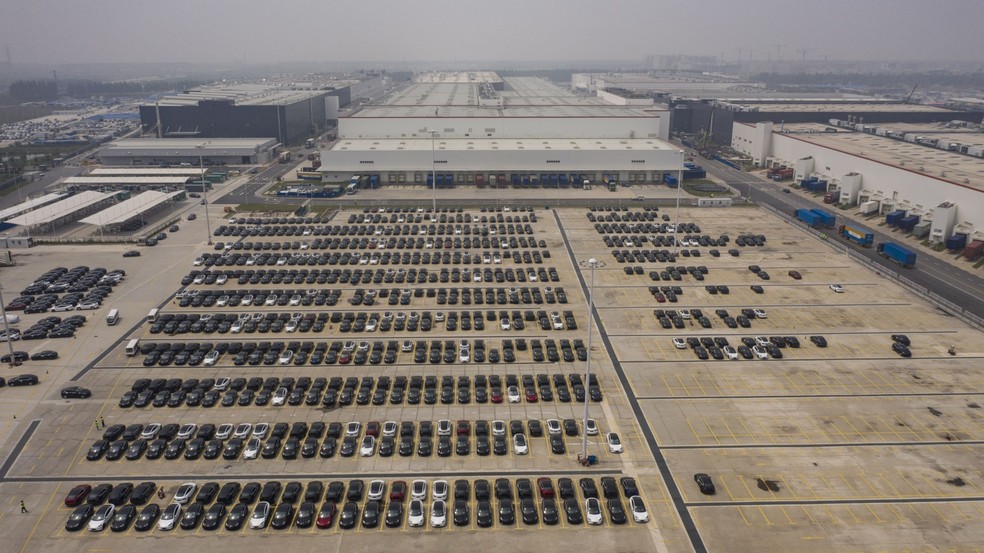 Veículos em um estacionamento na fábrica da Tesla em Xangai, China: inaugurada entre 2019 e 2020, unidade foi fundamental para dar competitividade para a montadora americana — Foto: Qilai Shen/Bloomberg