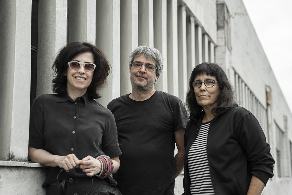 Fernanda Torres com o marido, Andrucha, e a diretora Daniela Thomas nos bastidores da série "FIM", de 2022 — Foto: Laura Campanella