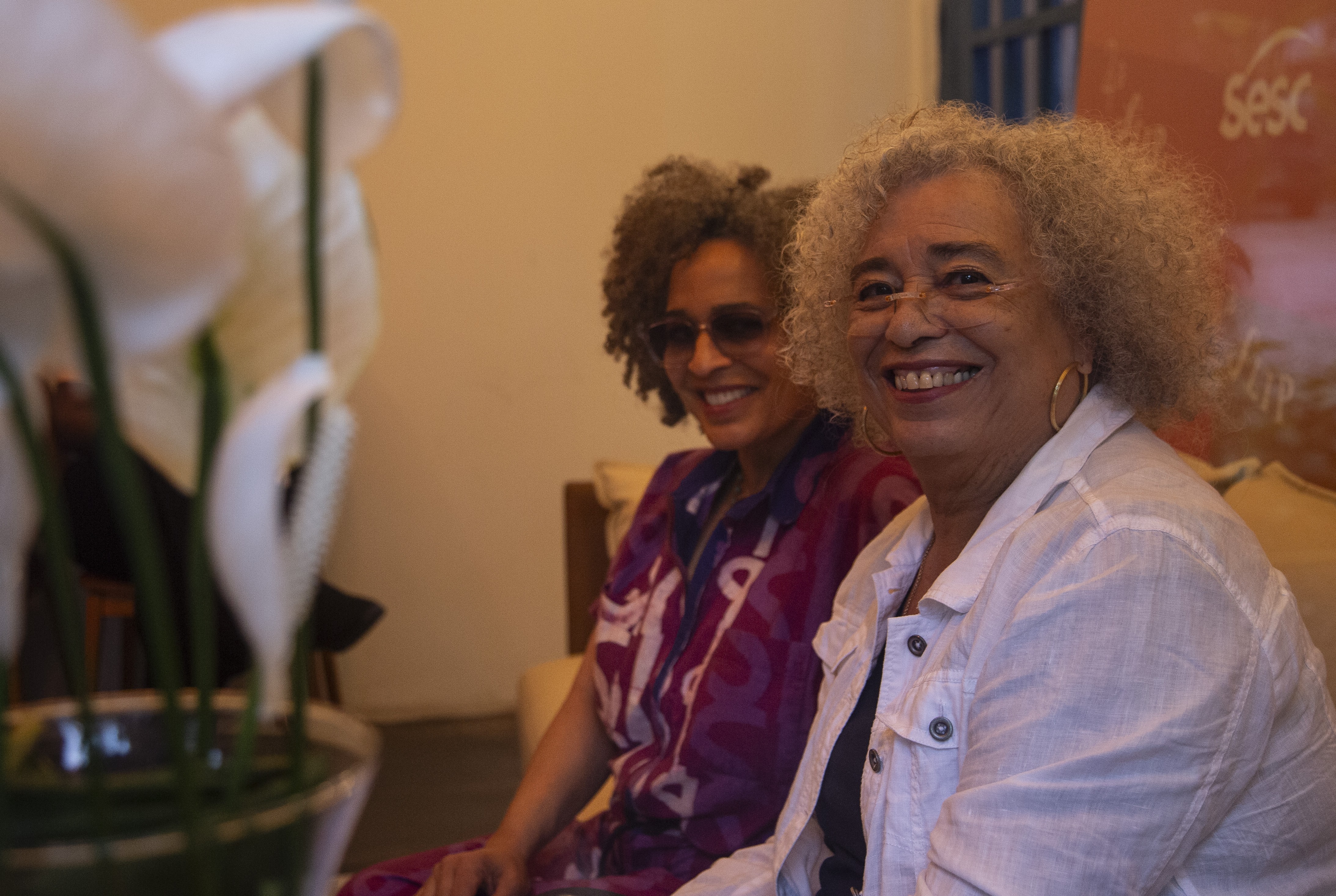 Nhà triết học Angela Davis và vợ bà, nhà nghiên cứu Gina Dent, lên tiếng về vấn đề bất động sản tại Paraty và kêu gọi người Brazil tiếp tục đấu tranh (Ảnh: Alexandre Cassiano)