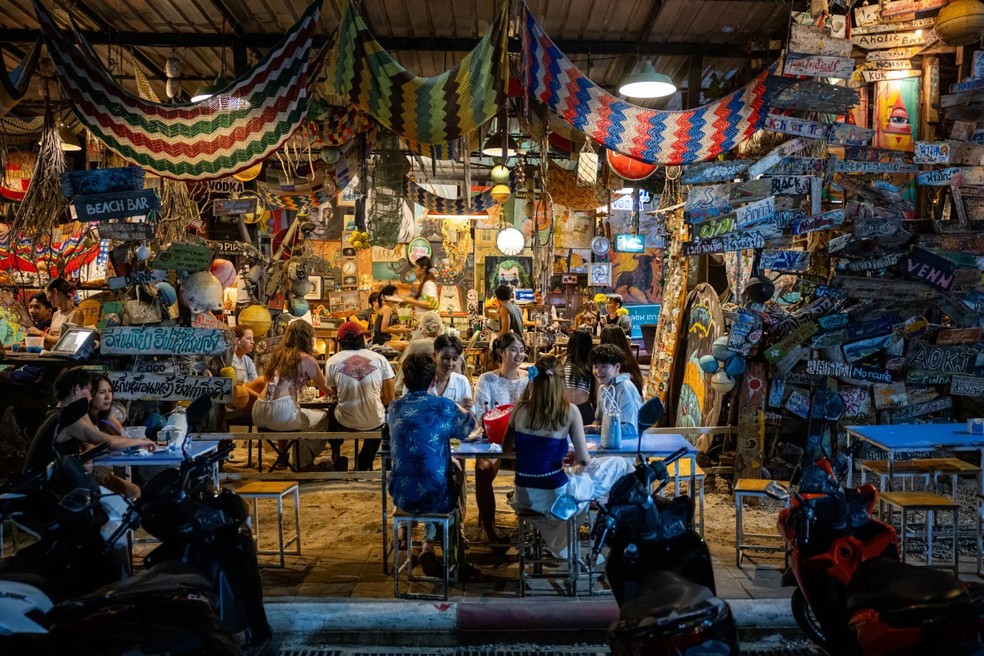 Klom Klom Kohlarn é um bar situado no alto de uma colina acima da praia de Tawaen — Foto: Reprodução/The New York Times