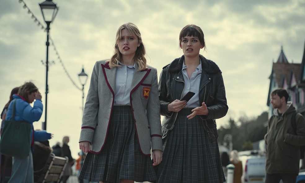 Maeve Willey (Emma Mackey) e Aimee Gibbs (Aimee Lou Wood) em cena da série "Sex Education", da Netflix — Foto: Reprodução