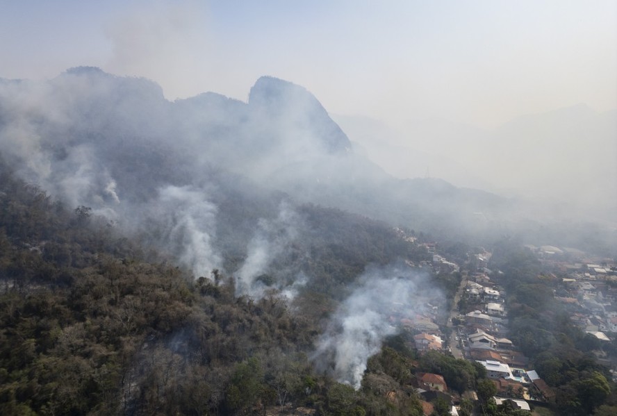Inc&ecirc;ndios florestais no Maci&ccedil;o da Pedra Branca, no Rio, durante per&iacute;odo de seca
