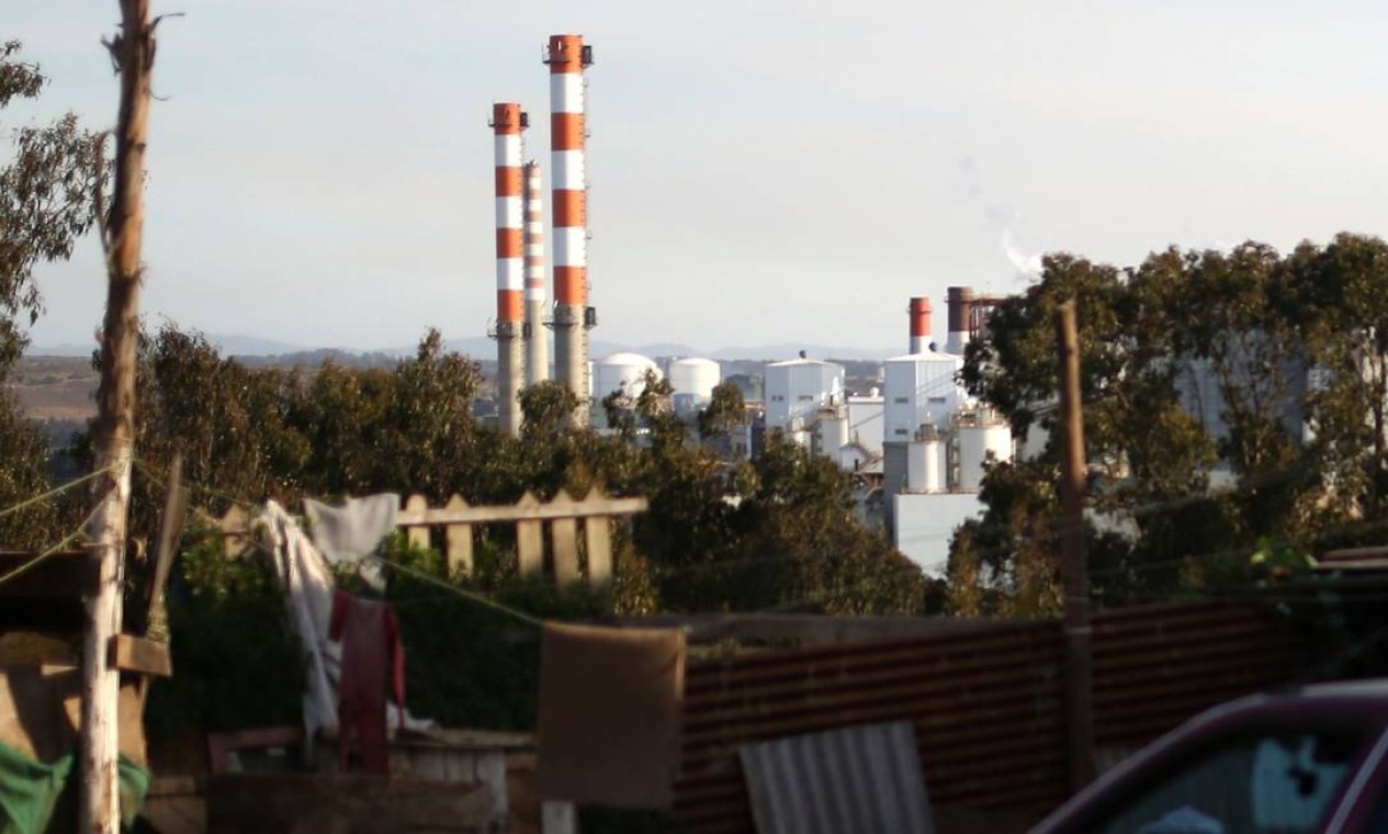 Vista da chaminé da fundição de cobre da empresa Codelco, em Puchuncaví, em Valparaíso — Foto: PABLO VERA / AFP