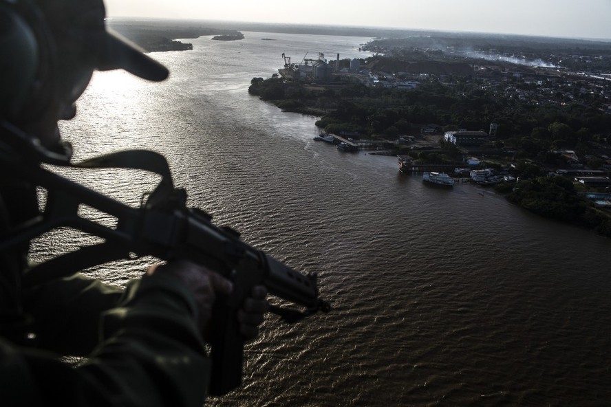 Militar patrulha &aacute;rea pr&oacute;xima ao porto de Santana (AP), na Amaz&ocirc;nia