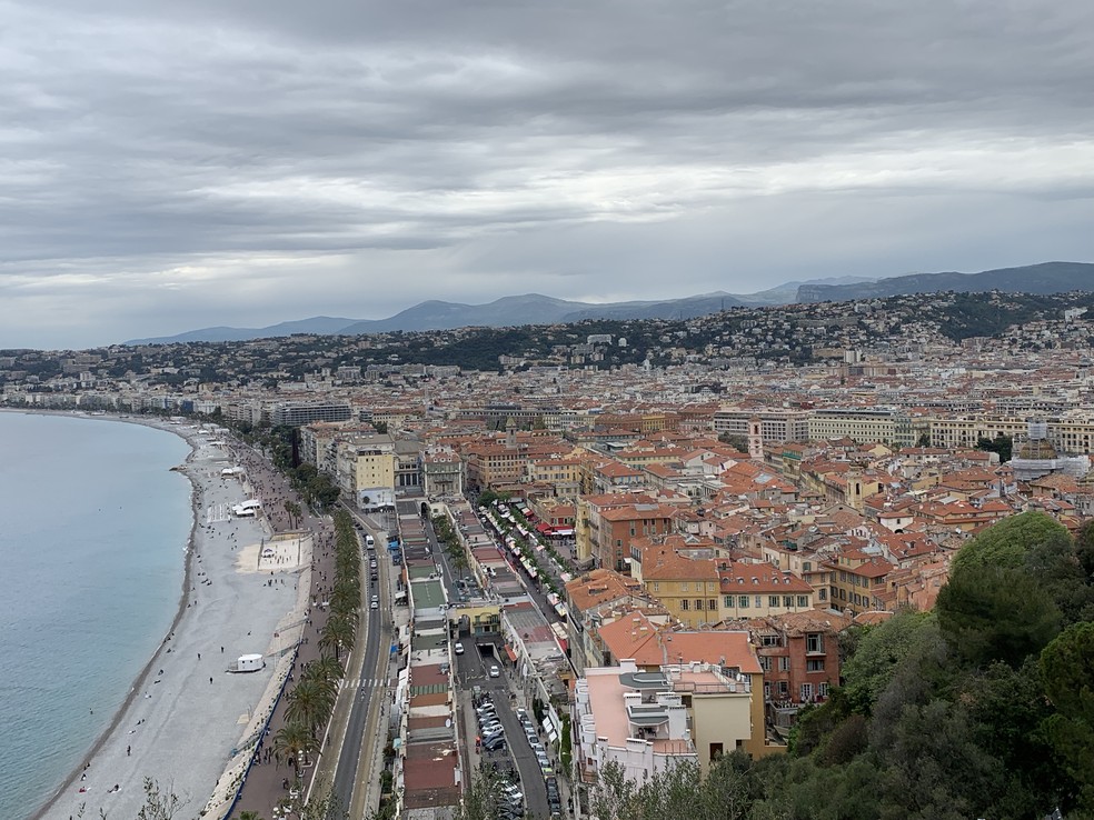 Vista aérea da orla de Nice, grande cidade na Côte d'Azur, no sul da França — Foto: Fabiana Gabriel