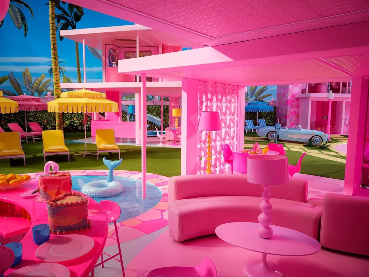 Casa da Barbie, criada pela designer Sarah Greenwood, é uma explosão de rosa — Foto: Divulgação