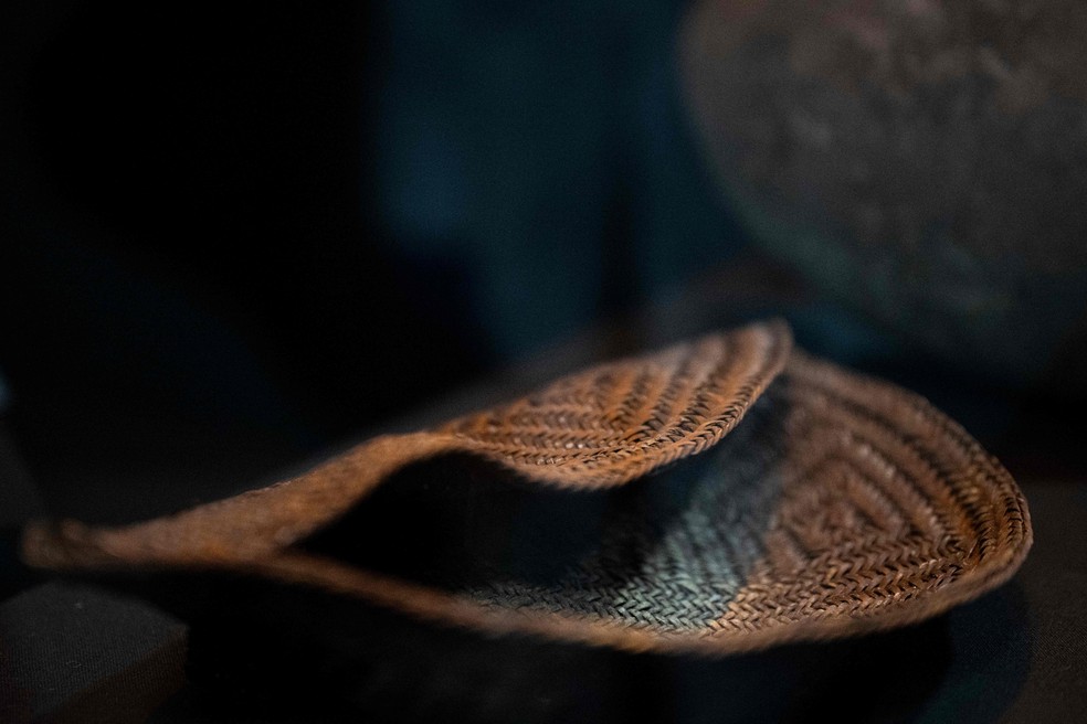 Cesta de palha encontrada em túmulo de múmia peruana pertencente à civilização Caral — Foto: ERNESTO BENAVIDES / AFP