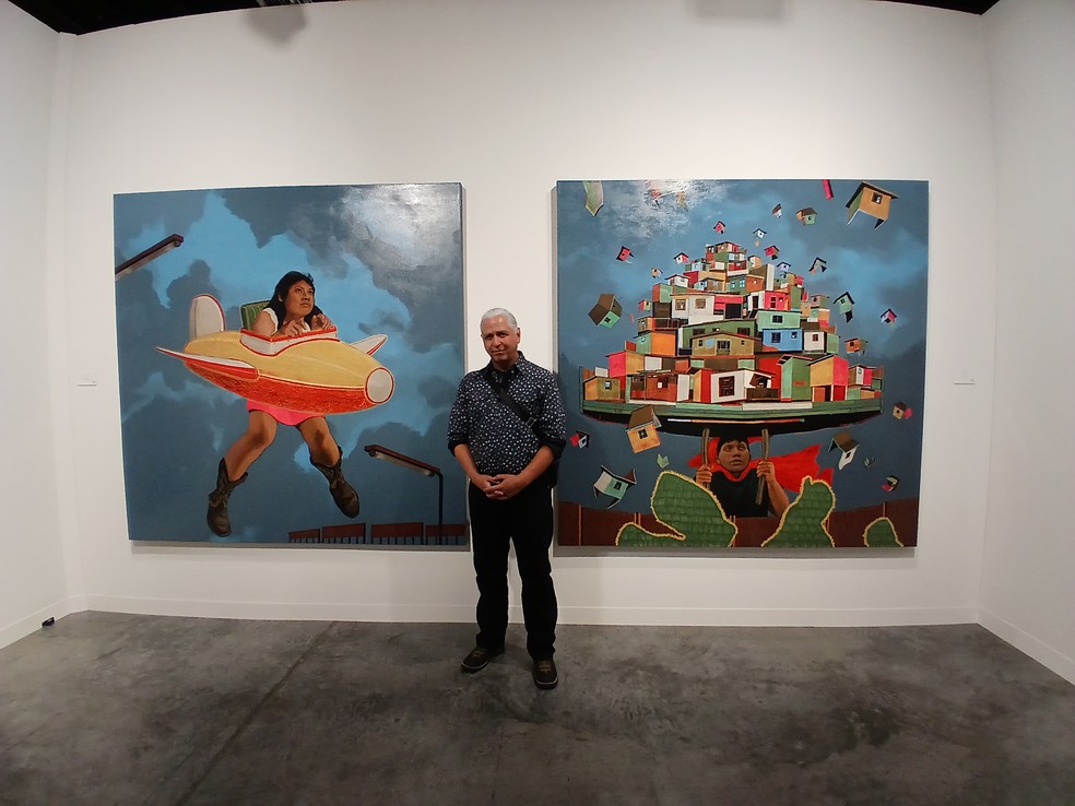 The Mexican Hugo Crosthwaite next to his paintings — Photo: Nelson Gobbi